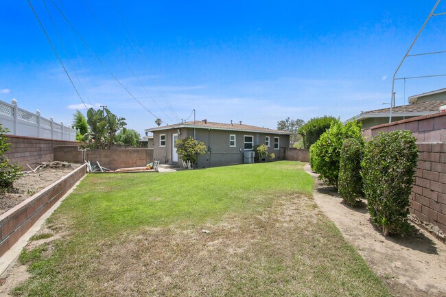 Building Photo - 785 N Victoria Dr