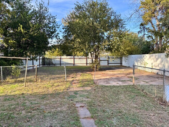 Building Photo - 3 Bed 1 Bath Craftsman Home