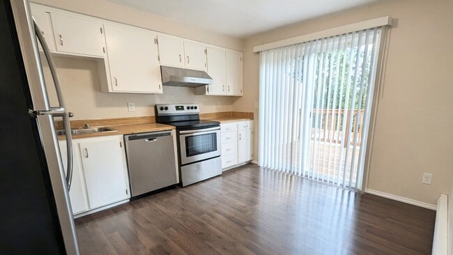 Building Photo - Eastmont Duplex with large fenced yard and...