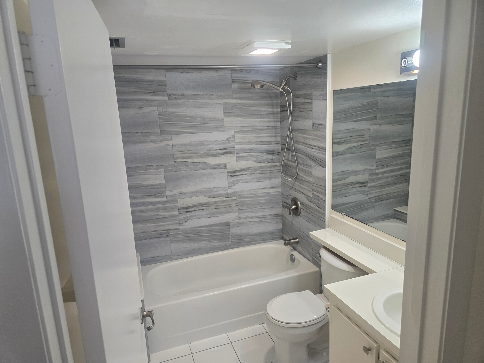 Building Photo - 1455 SW Silver Pine Way