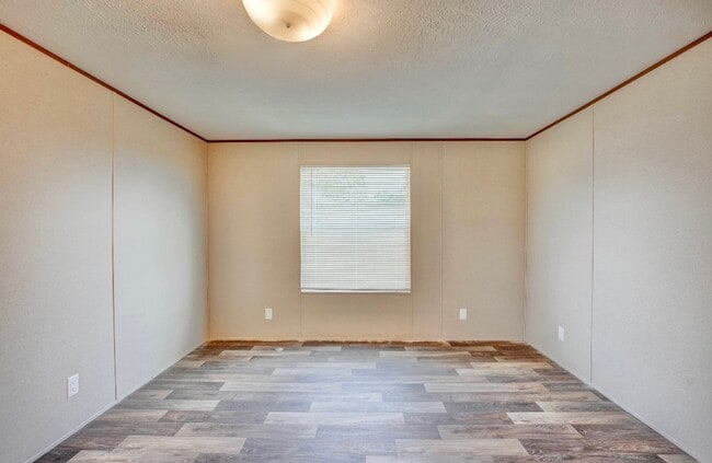 Building Photo - 2 bed 2 bath trailer available now