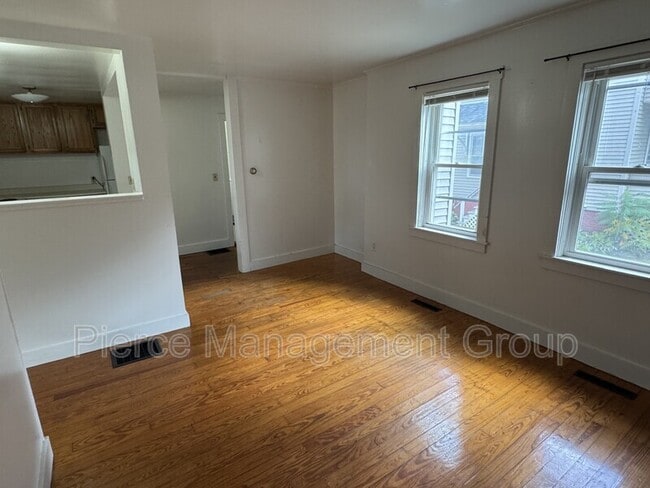 Building Photo - 26 Elm St