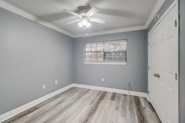 Building Photo - 15744 Parkwood Dr S