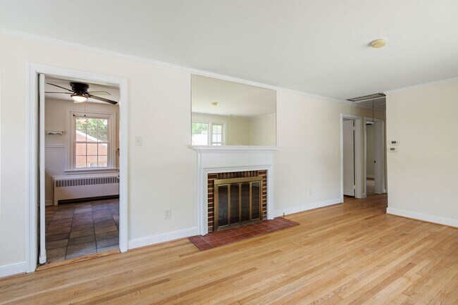Building Photo - Beautiful 2 Bedroom Corner Lot of Park Ave! ***Available Late June 2026***