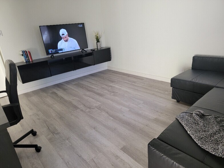 Building Photo - 2056 Sunset Point Rd