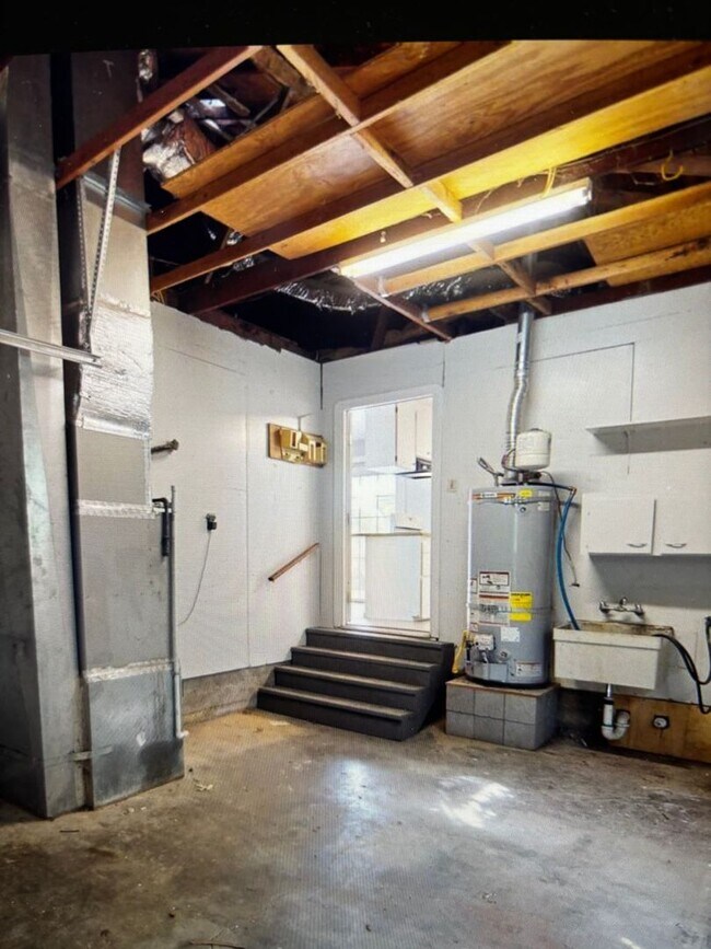 Building Photo - 925 Jones St