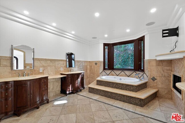 Building Photo - 4536 Vanalden Ave