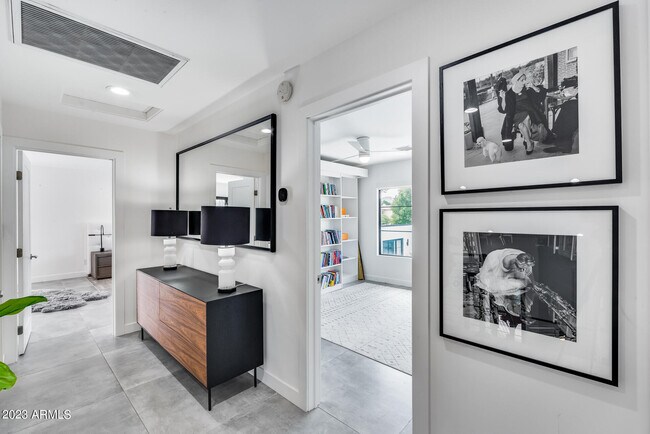 Building Photo - 8618 N Timberlane Dr