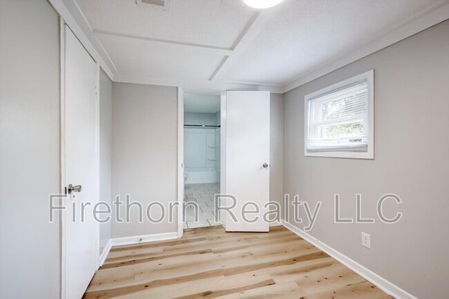 Building Photo - 2719a Meadowbrook Dr