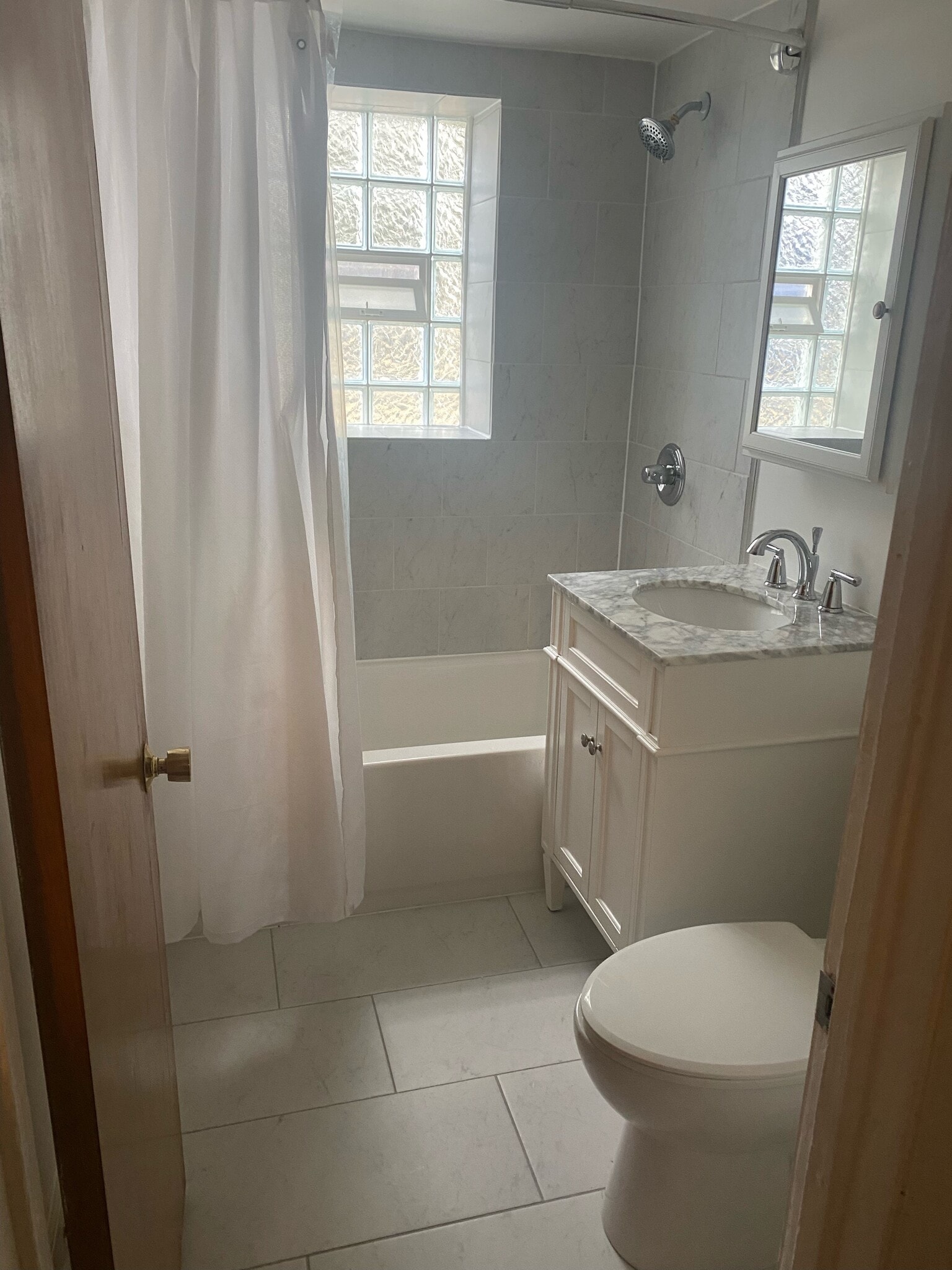 bathroom - 4246 N Keeler Ave