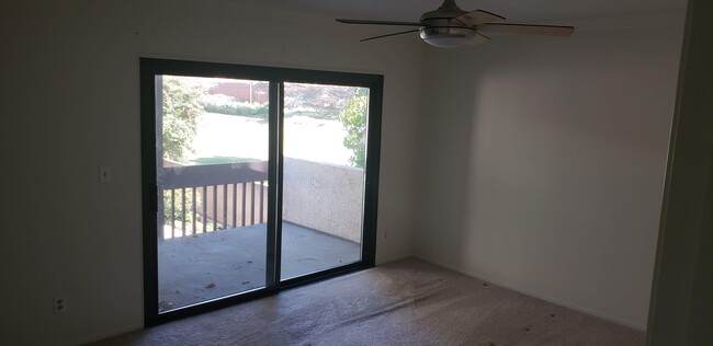 Master bedrooom - ceiling fan, private deck - 6716 Clybourn Ave