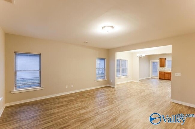 Building Photo - 611 White Oak Cir