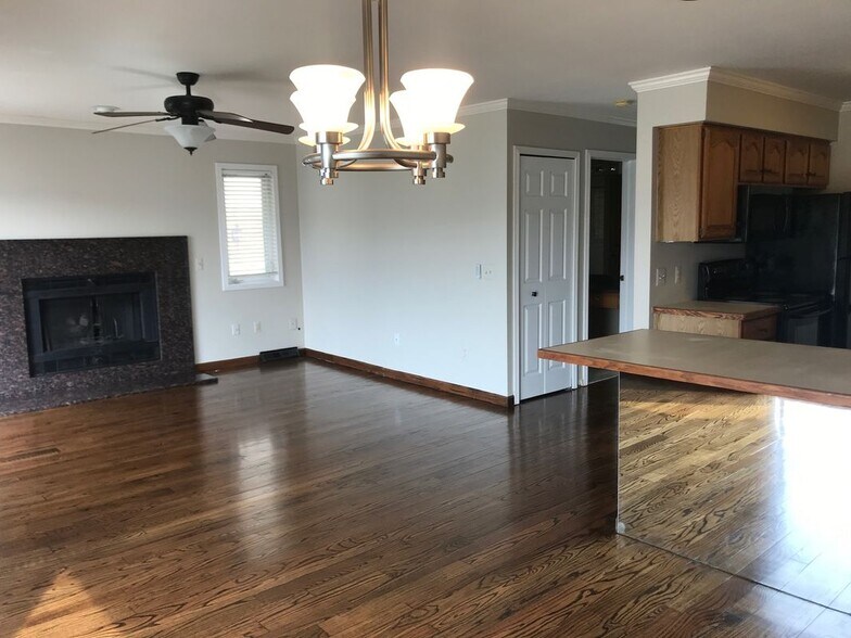 Building Photo - 38215 Circle Dr