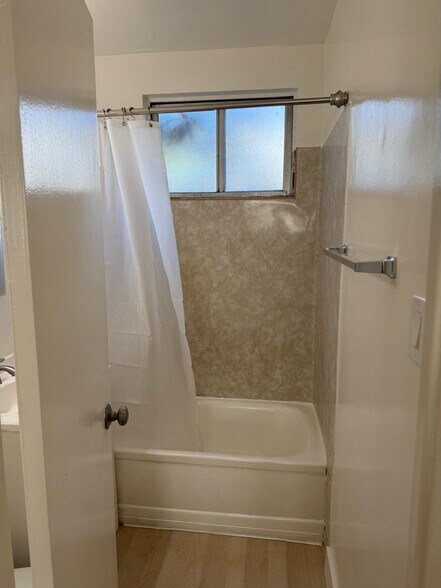 Building Photo - 1070 Gardenia Ave