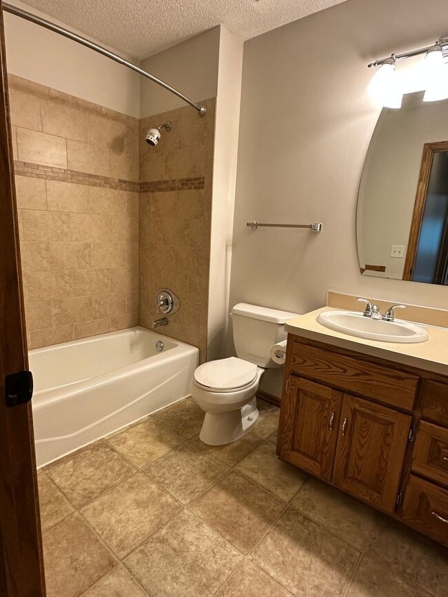 Building Photo - Maple Grove Single Family Home, Office, Fa...