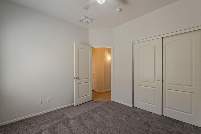 Building Photo - 3 Bed 2 Bath - New Kitchen Appliances\Carp...