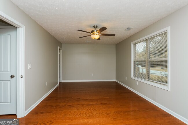 Building Photo - 1677 Pheasant Dr