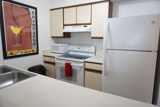 Building Photo - Furnished efficiency one block from the beach