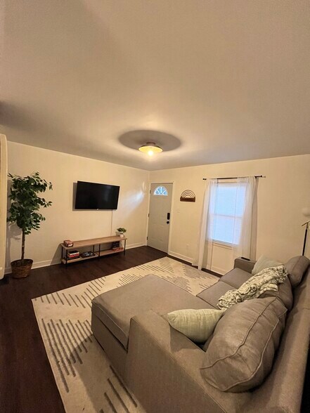 Living Room - 728 King Richard Rd