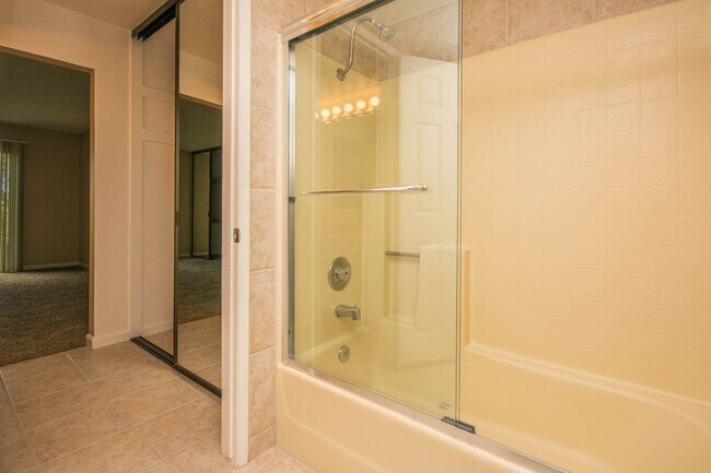 Building Photo - 3 Bedroom La Costa Home!