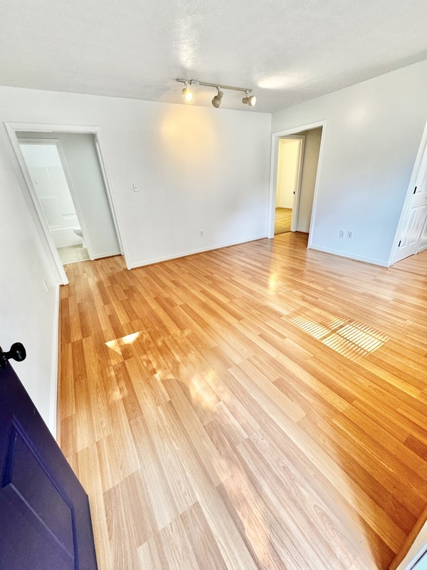 Building Photo - 210 Robin Ave