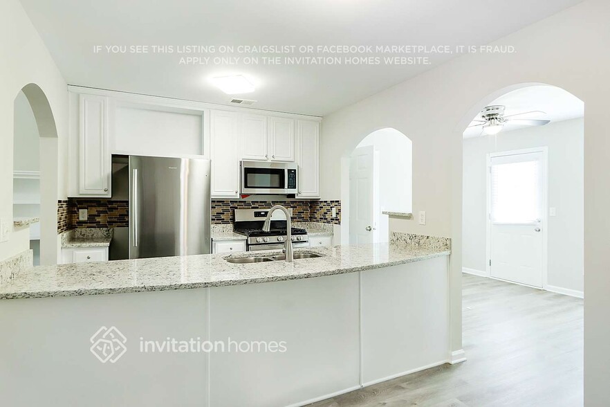 Building Photo - 5000 Buckeye Pl