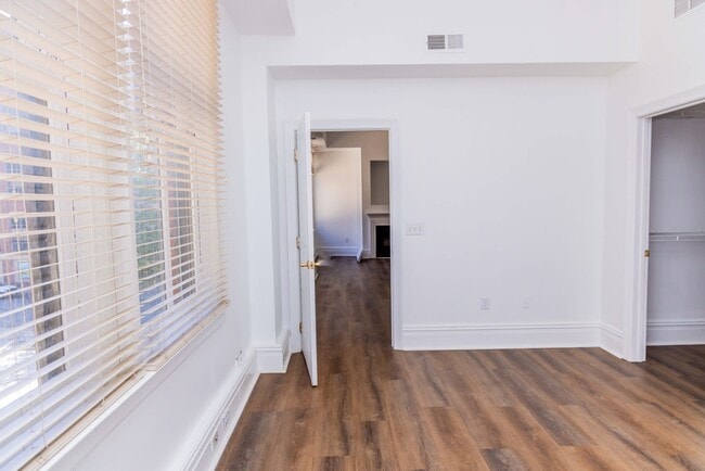 Building Photo - Luxury One Bedroom Unit in  Downtown Business District