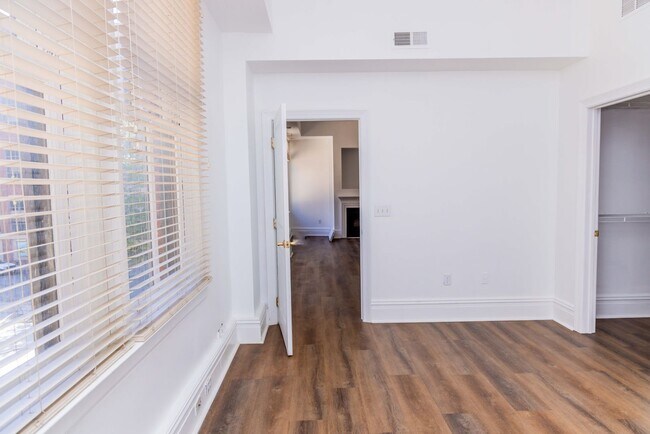 Building Photo - Luxury Two Bedroom Unit in  Downtown Business District