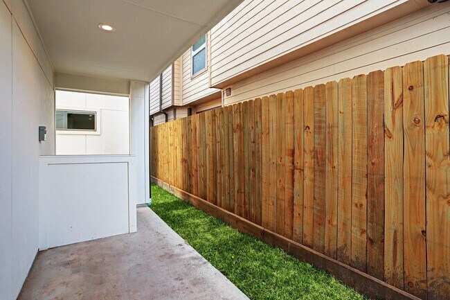 Building Photo - 5422 Darling St