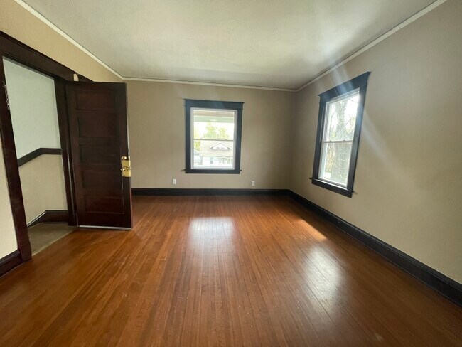 Building Photo - 710 N Poplar St