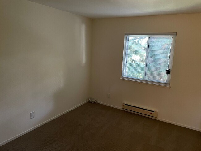 Building Photo - Updated Top Floor, Corner 2BD/ 2BA - Great...