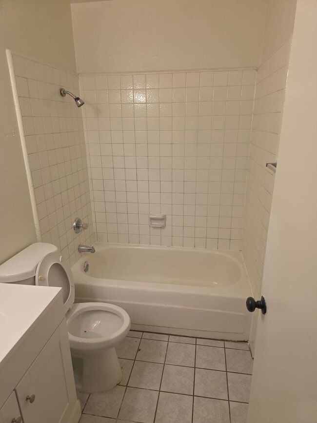 Building Photo - Spacious 2 bedroom condo with pool