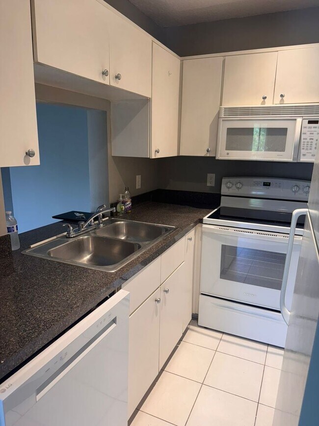 Building Photo - Updated 2BR/2BA Condo in Pine Ridge Club, ...