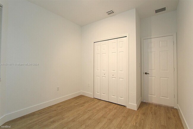 Building Photo - 3 br, 2.5 bath House - 11202 NW 83rd St Ap...