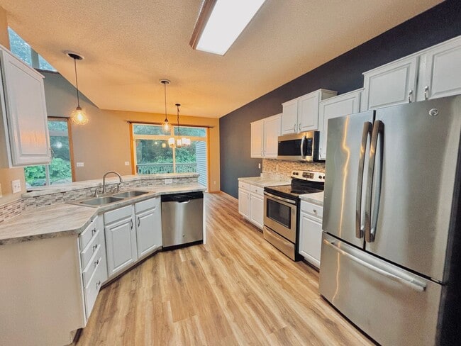 Building Photo - Gorgeous 3 Bedroom 4 Bath End Unit in Eagan