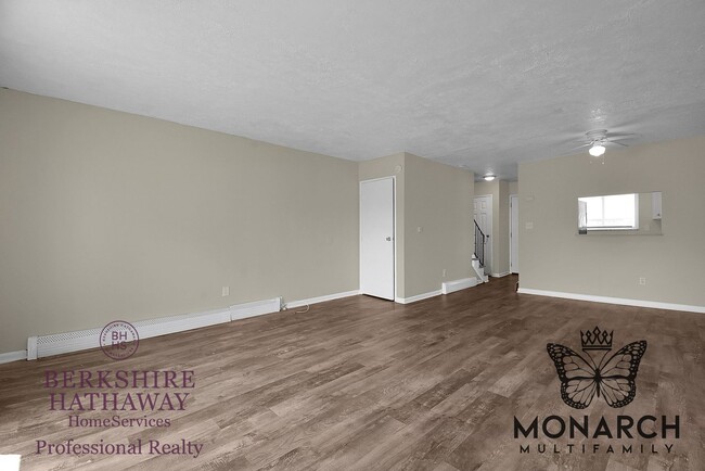 Building Photo - 2 Bedroom Townhouse Apartment- HUGE WALK IN CLOSET