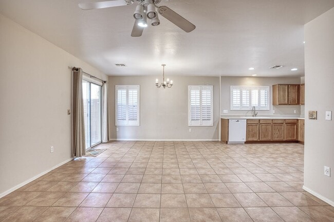 Building Photo - Lovely 3 Bedroom House in Desirable Area!