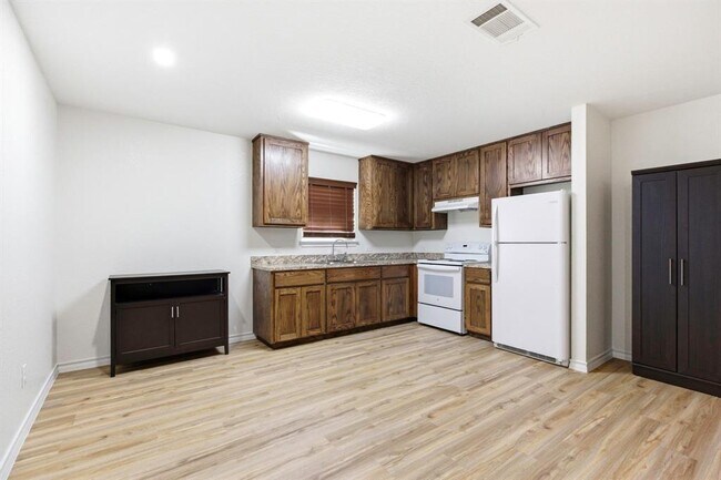 Building Photo - 823 N Commerce St