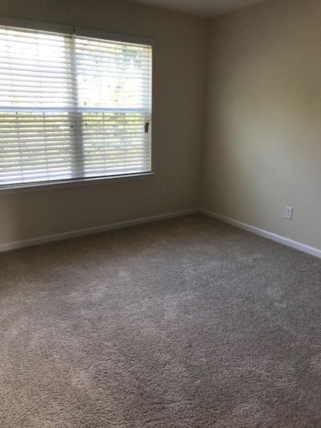 Building Photo - Luxurious 2 story 3 bedroom 2.5 bath townh...