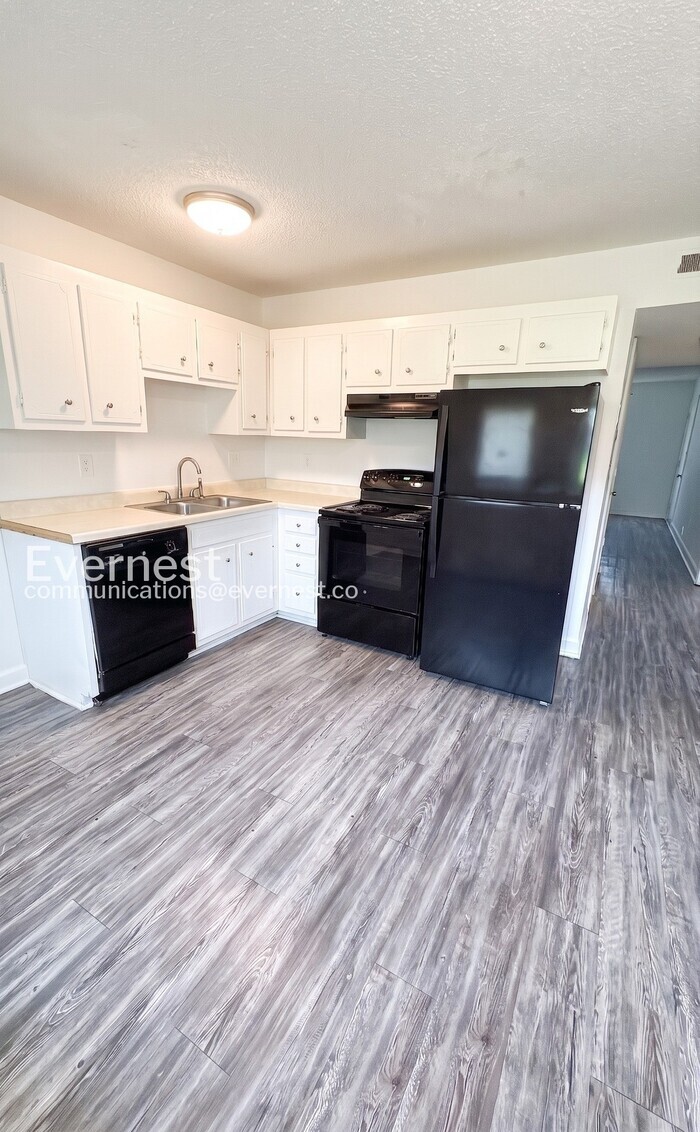 Building Photo - 1114 N Graycroft Ave