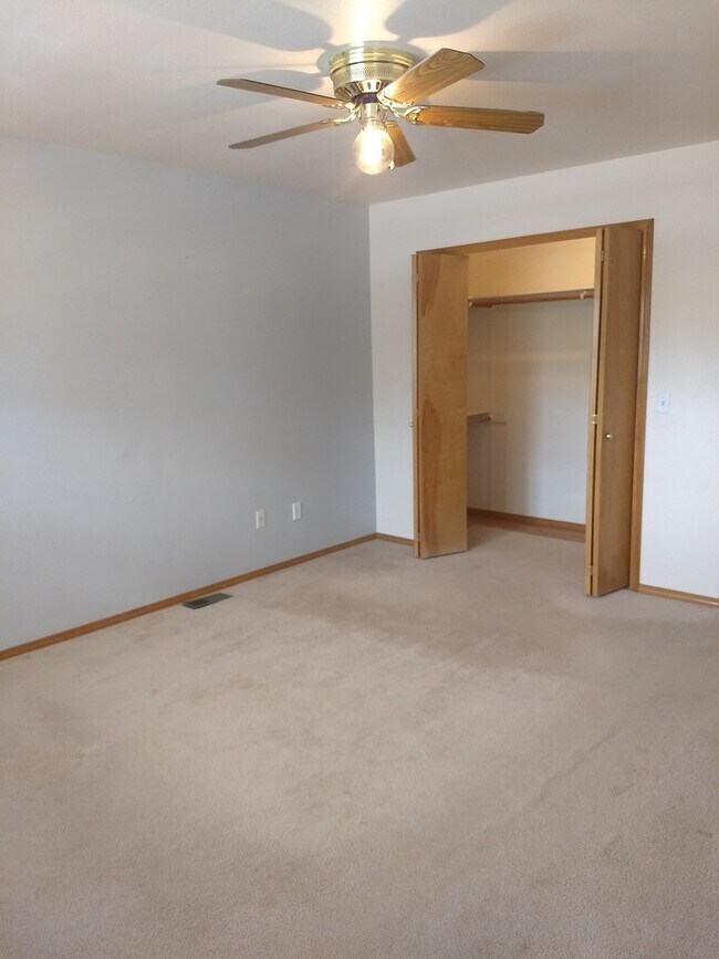 Building Photo - 4 Bed 2.5 Bath w/AC off Rangewood/Vickers ...