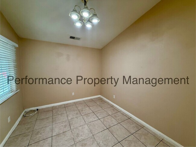 Building Photo - Cute 3 Bed/2 Bath SW Bakersfield Home w/ RBP & $0 Deposit Option