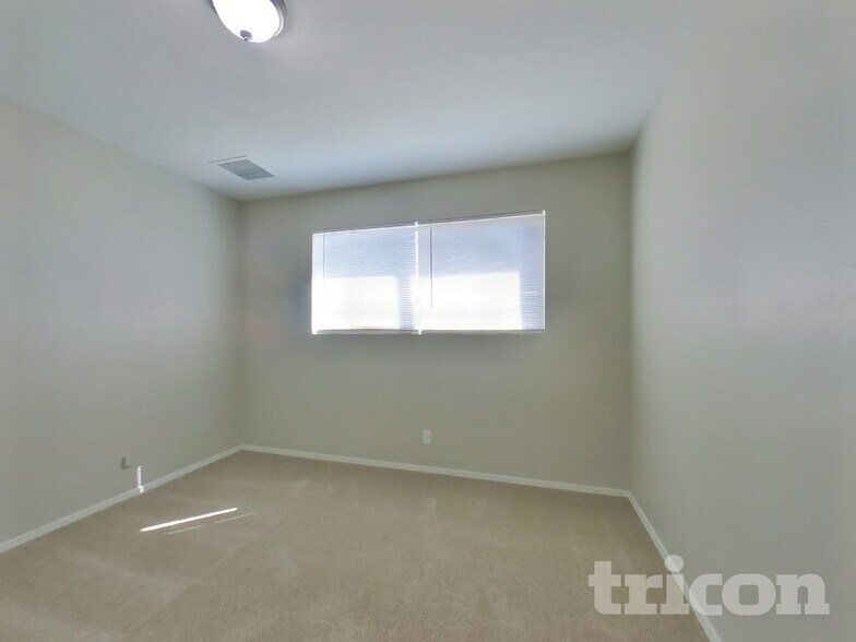 Building Photo - 3234 W Larkspur Dr