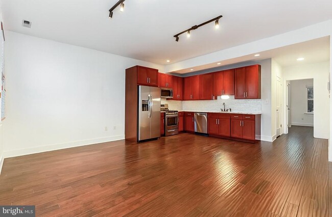 Building Photo - 329 S 12th St