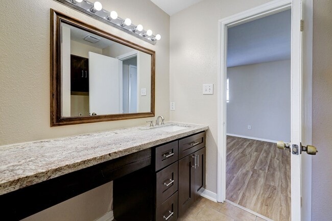 Building Photo - Spring Branch Townhome