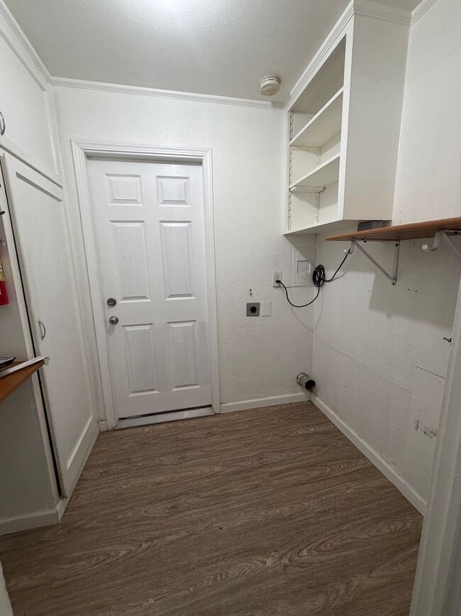 Building Photo - Newly Renovated Home in Tower District!