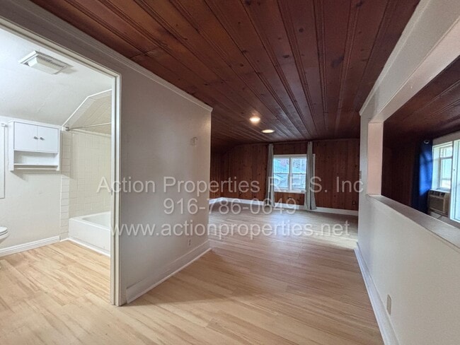 Building Photo - Central Roseville - 1 Bed, 1 Bath - New Flooring & Paint - Large Deck great for Entertaining! No ...