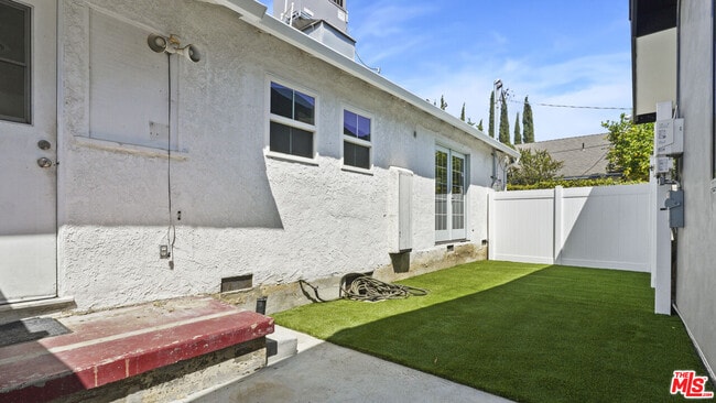 Building Photo - 13842 Hamlin St