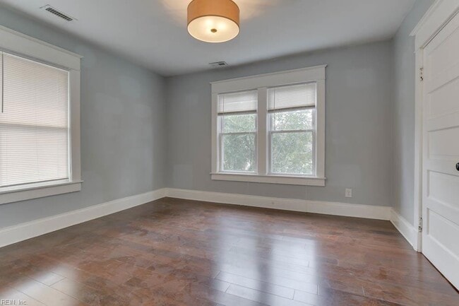 Building Photo - 615 W 34th St