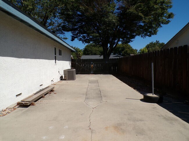 Building Photo - Charming 3 bedroom Home Near Beyer High School
